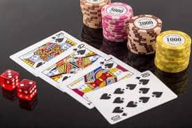 မိုဘိုင်းဖုန်းဖြင့် Online Gaming APP ကစားနေသောမြင်ကွင်း